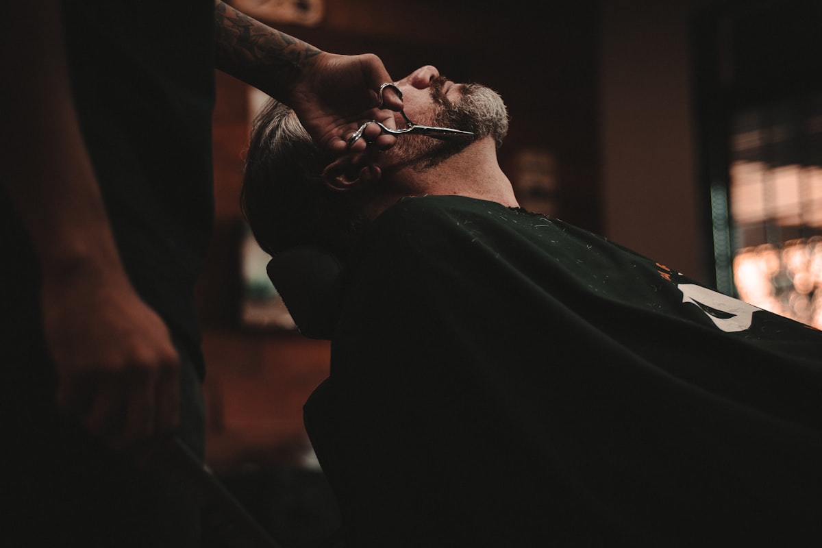 Suasana interior klasik dan kursi kulit vintage Star Barbershop